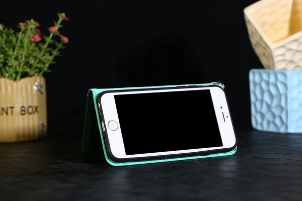 gucci iphone xrケース チェーンストラップ付き
