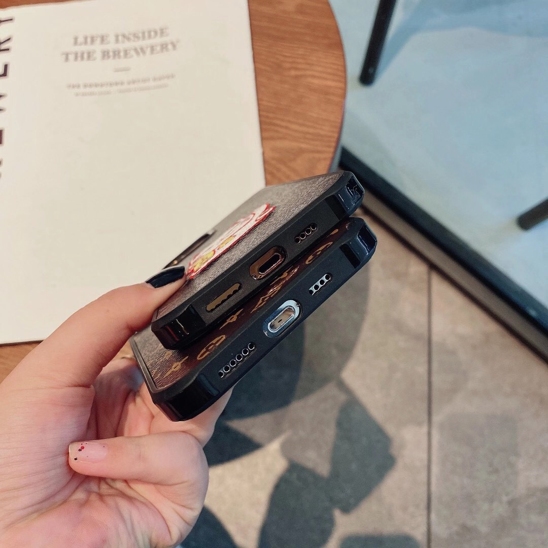 ルイヴィトン iphone12proケース 猫ちゃん付き