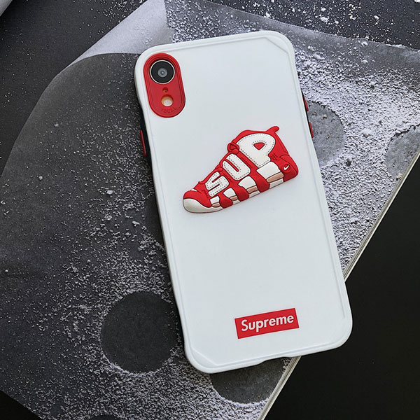 iPhpone13シリコンケース シュプリーム
